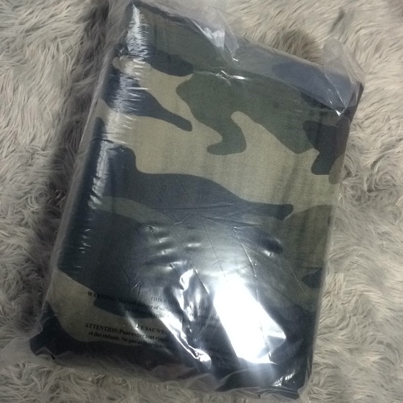 Victoria's Secret pink soft Sherpa blanket camo - Picture 4 of 5